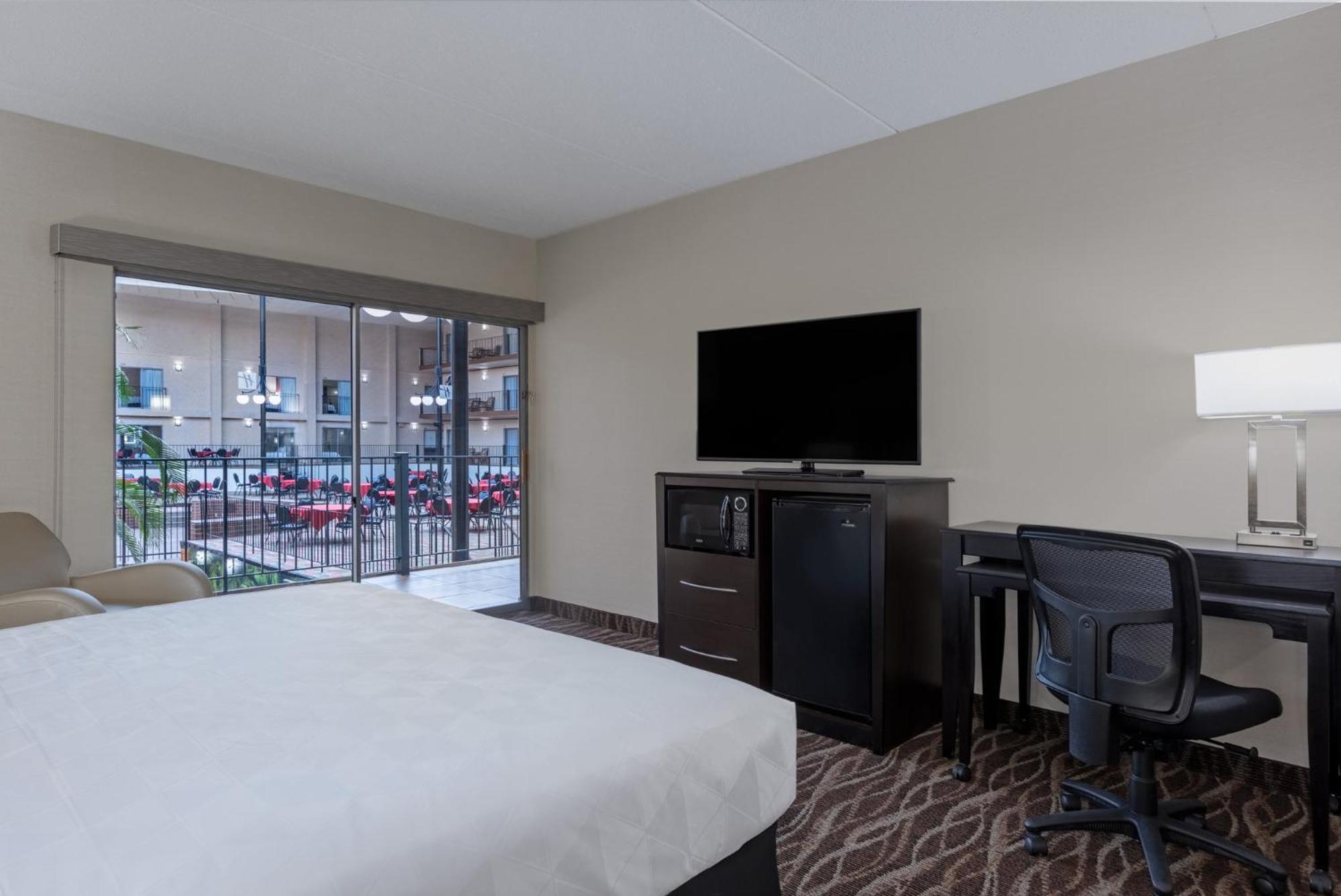 Holiday Inn Des Moines-Airport Conf Center By Ihg Exterior photo