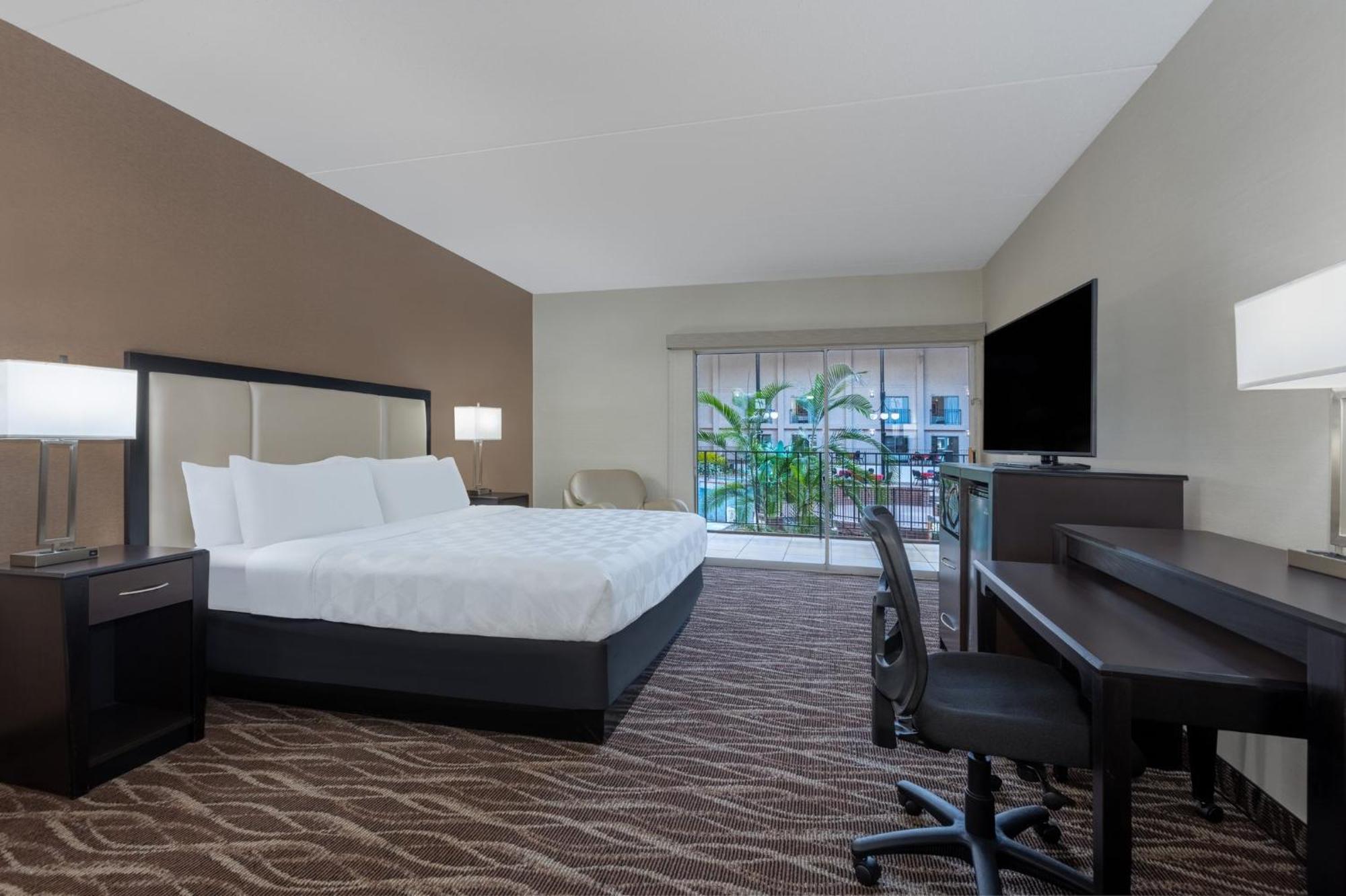 Holiday Inn Des Moines-Airport Conf Center By Ihg Exterior photo
