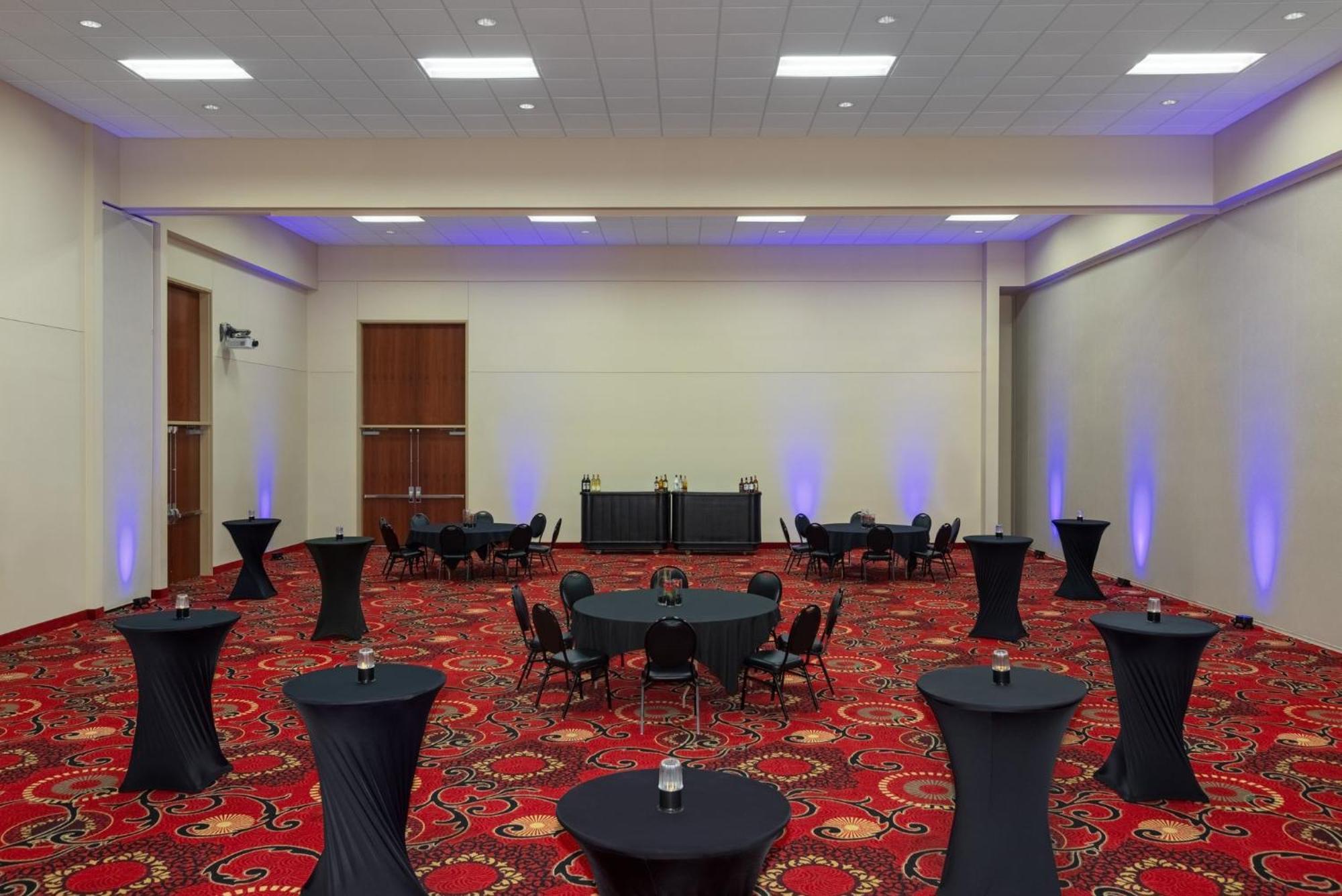 Holiday Inn Des Moines-Airport Conf Center By Ihg Exterior photo